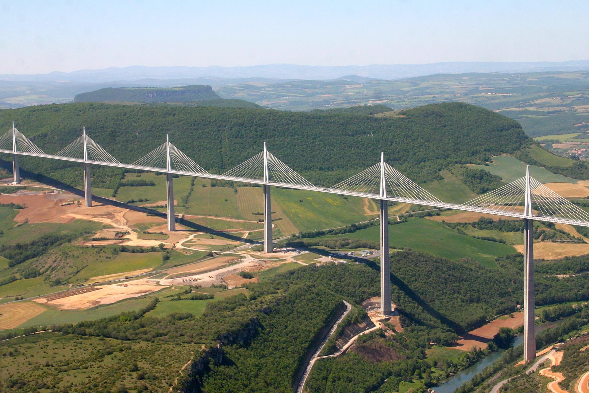 ESCAPADE EN MINI-BUS AVEC BUSCAPADE : LE VIADUC DE MILLAU ET LA COUVERTOIRADE